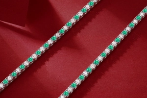 Makroaufnahme von grünen und weißen Edelsteinen in einem S925 Silber Tennisarmband