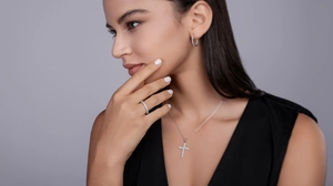 Detail view of model wearing a S925 silver moissanite jewelry set with ring and necklace