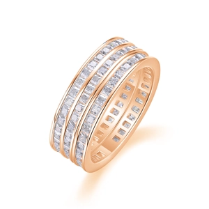 Vue détaillée d'une bague trois rangs en or rose sertie de pierres coupe princesse