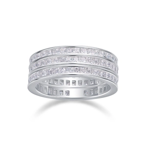 Gros plan sur bague d'éternité à trois rangées de moissanite en argent plaqué or 18 carats
