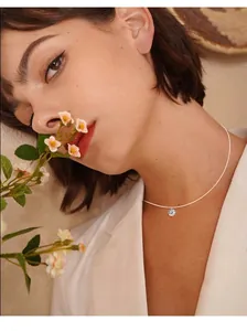 Nahaufnahme der minimalistischen Moissanit-Halskette am Modell in eleganter Umgebung