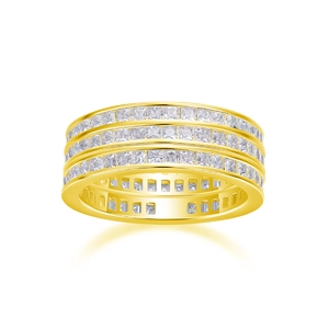 Détail montrant trois rangées de moissanite carrée sur une bague plaquée or 18 carats