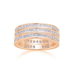 Détail de la bague en or rose à plusieurs rangées sertie de pierres moissanites carrées