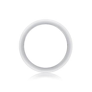 Gros plan détaillé d'une bague en argent S925 poli avec plaquage en or 18 carats lisse
