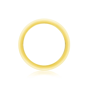 Gros plan d'une bague minimaliste plaquée or avec finition miroir et reflets naturels