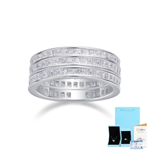 Détail d'une bague trois rangs en moissanite avec coffret cadeau et certificat GRA