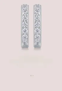 Makro-Detail von S925 Sterling Silber Creolen mit zweireihigem Pavé-Besatz aus Moissanit-Steinen