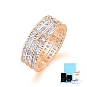 Détail de la bague en moissanite à trois rangs en or rose avec certificat GRA