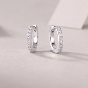 Elegante S925 Sterlingsilber Creolen mit schimmernden Moissanit Steinen für den Alltag