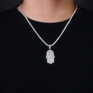 Primer plano del collar con colgante de mano de hamsa moissanite hip-hop en plata brillante.