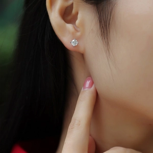 Clásico pendiente de botón en plata 925 con diamante redondo de cuatro garras en oreja