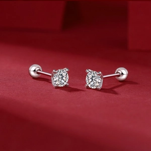Primer plano de pendientes de plata S925 con engaste de cuatro garras y piedras brillantes