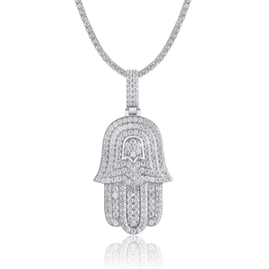 Vista detallada del collar con colgante de mano de fátima hip-hop en plata con moissanita.