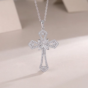 Gros plan du pendentif croix en argent S925 serti de pierres de moissanite brillantes
