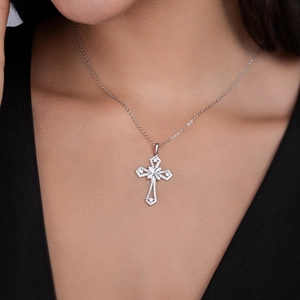 Pendentif croix en argent S925 et moissanite avec centre floral et chaîne fine pour femme