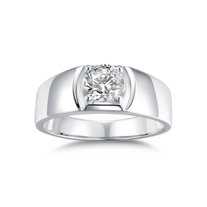 Vue macro d'une bague pour homme en argent S925 sertie d'un diamant de laboratoire