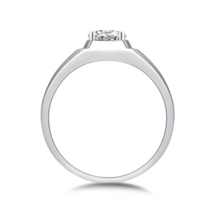Vue latérale macro de la bague en diamant rond sertie de quatre griffes en argent