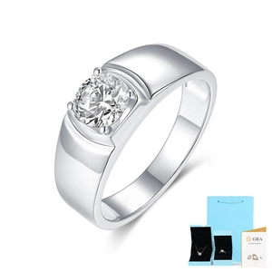 Détail d'une bague pour homme en argent s925 avec moissanite, certificat GRA et emballage