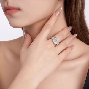 Vue macro d'une bague halo en moissanite poire sur doigt avec anneau en argent S925