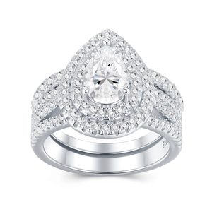 Gros plan d'un ensemble de bagues en argent S925 avec moissanite taille poire et halo