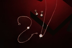 Dettaglio del set di gioielli in argento S925 con moissanite e finitura oro rosa