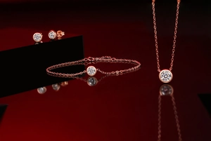 Dettaglio del set di gioielli in argento S925 con finitura in oro rosa lucido