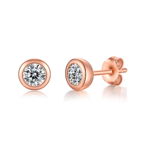 Dettaglio degli orecchini a lobo in Moissanite in oro rosa con finitura lucida
