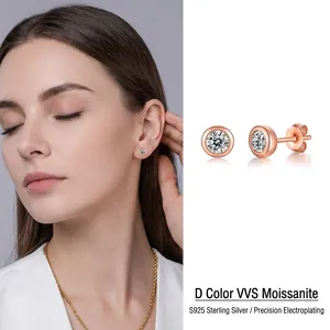 Dettaglio di orecchini a lobo in argento S925 oro rosa con moissanite D color VVS