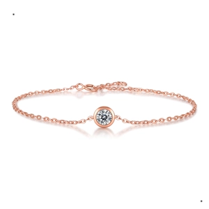 Dettaglio del bracciale in oro rosa con catena a maglie e moissanite a taglio tondo