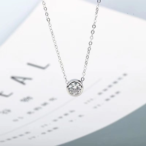 Macro del ciondolo a bolla in argento S925 con pietra centrale moissanite tonda