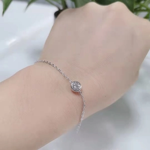 Dettaglio del bracciale in argento S925 con catena ad O e moissanite con castone a cerchio