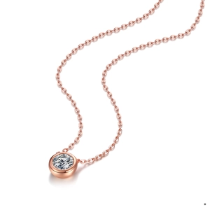 Macro di una collana in oro rosa con moissanite rotonda scintillante in montatura