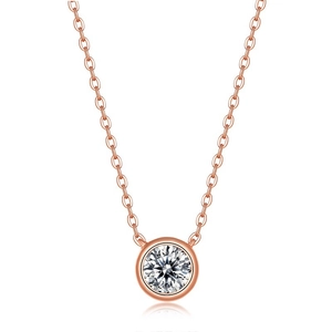 Dettaglio della collana in oro rosa con ciondolo tondo in moissanite taglio brillante