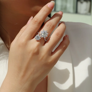 Elegante anello a girasole in argento S925 con pietre moissanite indossato sulla mano