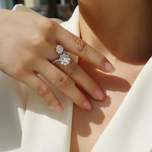 Dettaglio dell'elegante anello a girasole in argento S925 con pietre di moissanite lucide