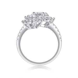 Dettaglio macro dell'anello in argento S925 con scintillante design a girasole in moissanite