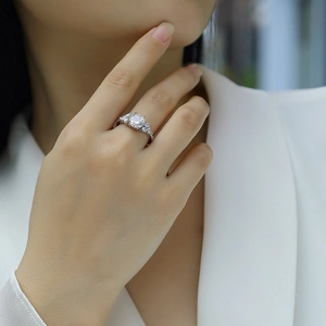 Primo piano di un anello in argento S925 con moissanite da 2 carati su una mano