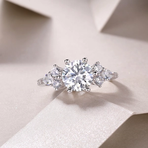 Anello in argento S925 con diamante Moissanite da 2 carati e pietre laterali raffinate