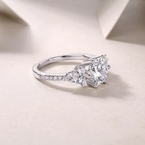 Macro di un anello in moissanite da 2 carati con pietre laterali a goccia in argento S925