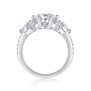 Dettaglio dell'anello in argento S925 con Moissanite da 2 carati e pietre laterali