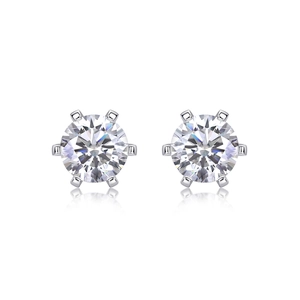 Detailopname van 925 sterling zilveren oorknopjes met zespootzetting en laboratoriumdiamanten