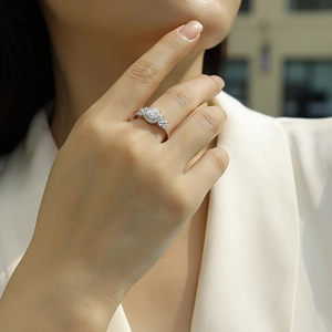 Squisito anello halo in argento sterling S925 con diamante da laboratorio su mano di modella