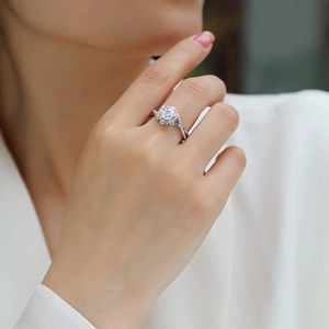 Elegant S925 sterling silver ring with floral lab diamond cluster and twisted band