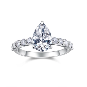 Bague élégante en argent S925 avec moissanite taille poire et accents pavés étincelants