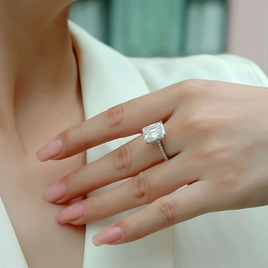 Dettaglio di un anello in moissanite taglio smeraldo con fascia in argento sterling pavé