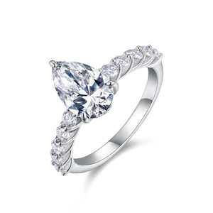 Bague élégante en argent S925 avec moissanite taille poire et diamants d'accentuation