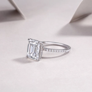 Dettaglio anello in argento S925 con moissanite taglio smeraldo e piccoli diamanti