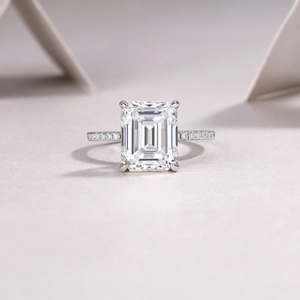 Dettaglio dell'anello moissanite taglio smeraldo con fascia pavé di diamanti