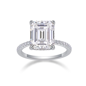 Elegante anello in argento 925 con moissanite taglio smeraldo e montatura pavé