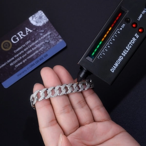 Vue macro d'un bracelet cubain en moissanite testé avec un testeur de diamant et carte GRA